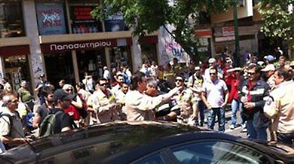 Διαμαρτύρονται πυροσβέστες έξω από το Γενικό Λογιστήριο