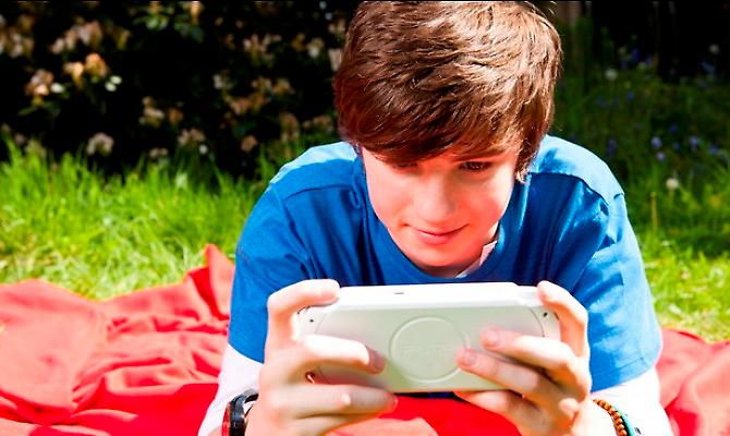 To φθηνό PSP ντύνεται στα λευκά