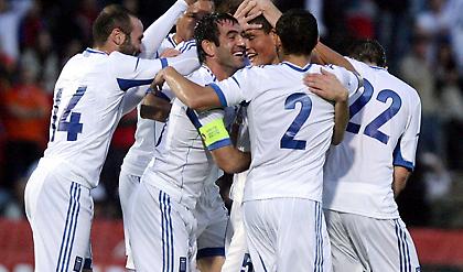 Επιστρέφει και οργανώνεται