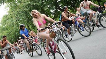 Οι ποδηλάτες... βγήκαν από τα ρούχα τους!