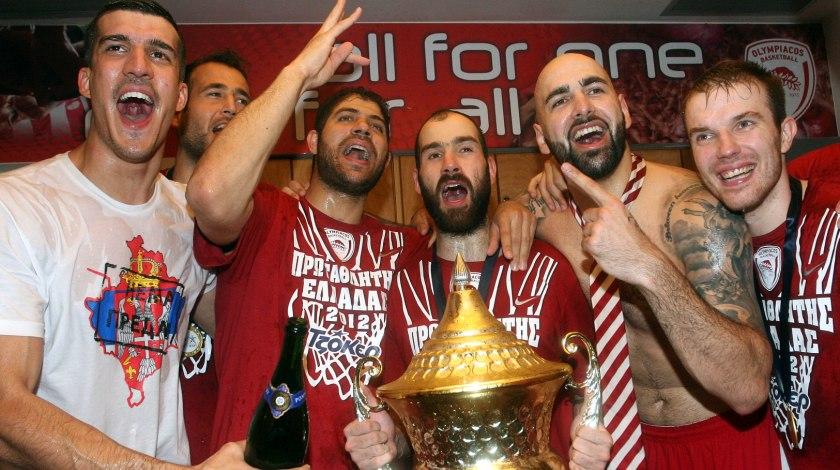 Χαμός στα αποδυτήρια των πρωταθλητών! (video)