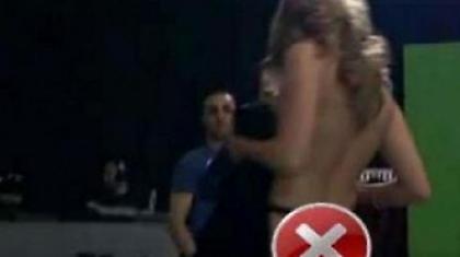 Παρουσιάστρια έμεινε γυμνή την ώρα της εκπομπής της! (video)