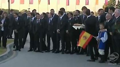 Υποδοχή με μπάντα και... ψωμί στην Ισπανία (video)