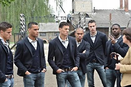 Άλαλοι οι «οράνιε» στο Άουσβιτς