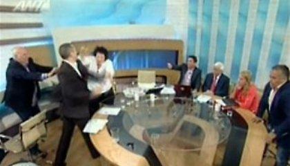 Χτύπησε την Κανέλλη ο Κασιδιάρης!