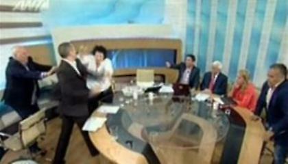 «Νεοναζιστής βουλευτής χτυπά κομουνίστρια συνάδελφό του στην τηλεόραση»