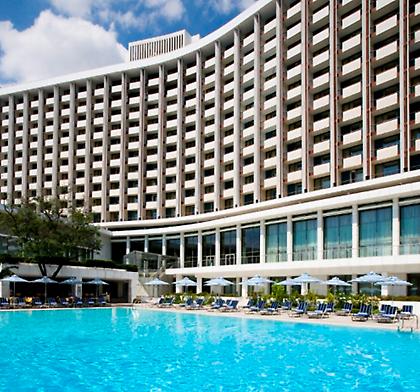 Hilton: πισίνα, μπάλα και φαγοπότι!