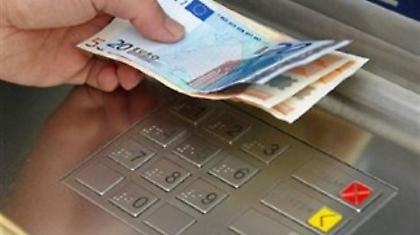 Άδειαζαν λογαριασμούς ηλικιωμένων και νεκρών