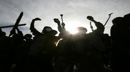 Χαστούκια στην Κανέλλη, ξύλο στον Χατζηδάκη, γιαούρτια στον Νταλάρα. Υπάρχει διαφορά;