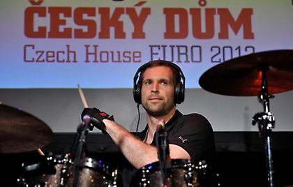 «Ζεστάθηκε» με... ντραμς ο Τσεχ (video)