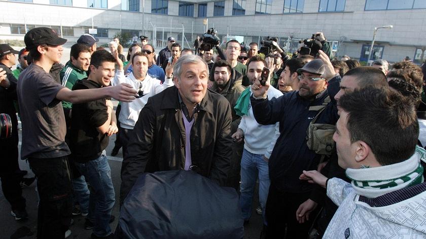 Δεν τον αφήνουν να φύγει!