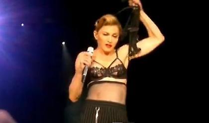 Τα «πέταξε» live η Μαντόνα