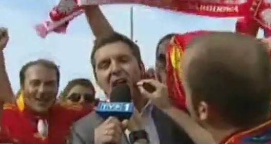 Τι τραβούν κι αυτοί οι ρεπόρτερ… (video)