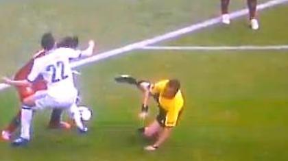 «1, 2, 3… τάκλιν στη διαιτησία»! (video)