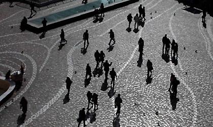 «Τρόμος και αβεβαιότητα στη ζωή μιας συρρικνωμένης Ελλάδας»