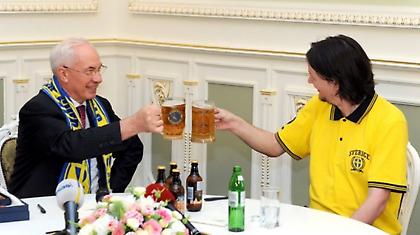 Κέρασε μπύρες τον… πρωθυπουργό!