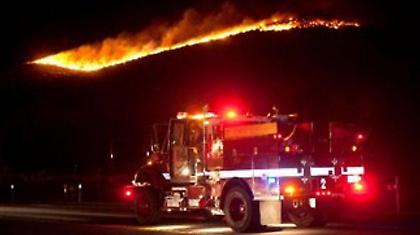 Μάχη με τις φλόγες δίνουν οι πυροσβέστες στην Παλαιά Φώκαια