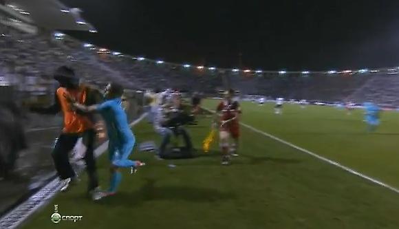 «Γκρέμισε» το ball-boy (video)