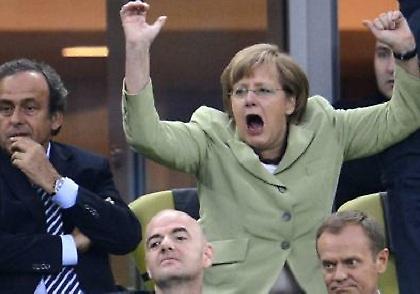 Μοίρασε συγχαρητήρια στα αποδυτήρια η Μέρκελ