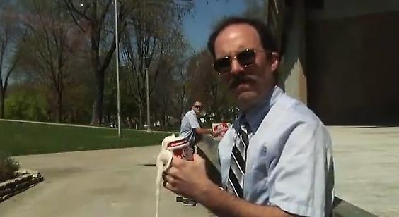 Ο σωστός τρόπος για να δίνεις μία μπύρα