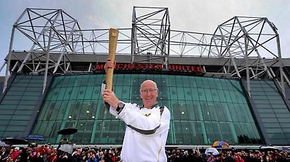 Η Ολυμπιακή φλόγα στα χέρια ενός Σερ