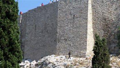 Βαριά τραυματισμένος είναι ο άνδρας ο οποίος έπεσε από την Ακρόπολη