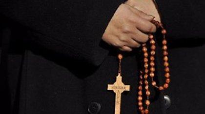 Δύο ιερείς έκλεψαν 700.000 ευρώ μέσα σε έξι μήνες!