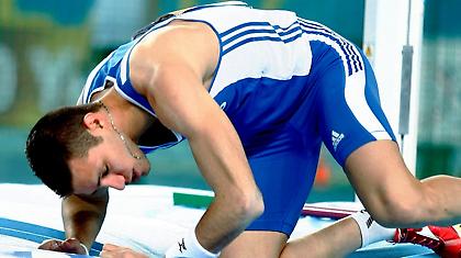 Επεσε και… σηκώθηκε