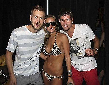 Ποιος Τζέραρντ; Η… κυρά του! (pics)