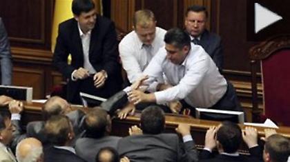 Πιάστηκαν πάλι στα χέρια στην ουκρανική Βουλή