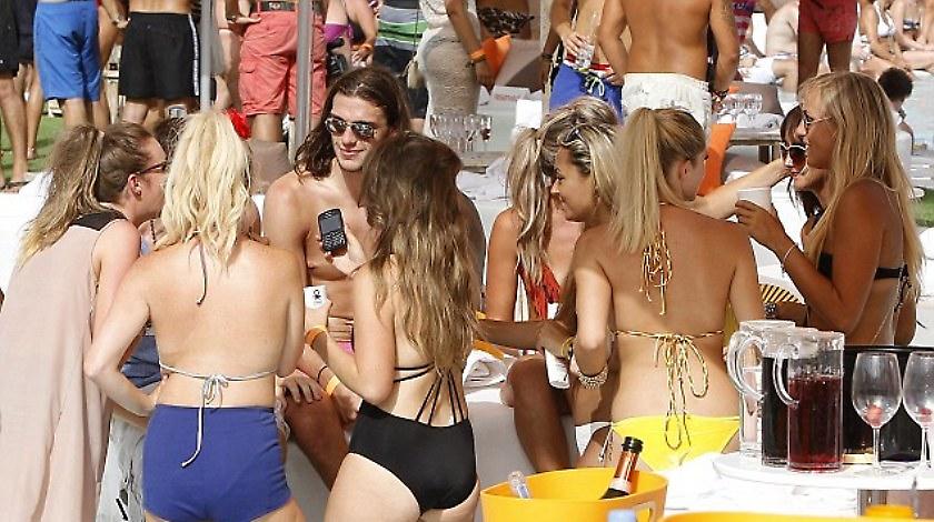Ο Κάρολ και το… χαρέμι του (pics)