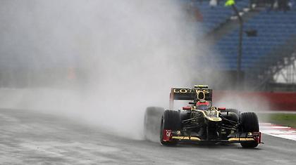 «Χόρεψε» στη βροχή ο... «Σκοτεινός Ιππότης»