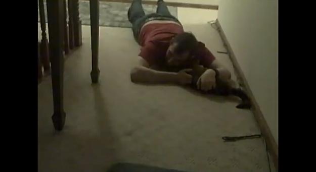 Αποκλειστικό βίντεο μεθυσμένου που τραγουδάει σε γάτα