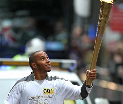 Μετέφερε την Ολυμπιακή φλόγα ο Χάμιλτον