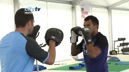 Ο Τέβεζ σε ρόλο πυγμάχου (video)