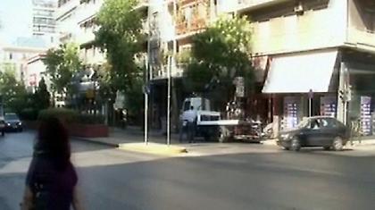 Μοτοσικλετιστής παρέσυρε και εγκατέλειψε μητέρα με τα δίδυμά της