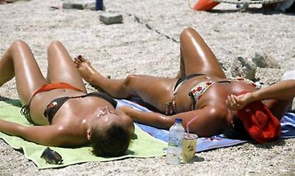 Ο καύσωνας καλά κρατεί...