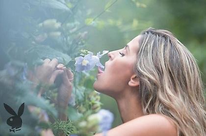 «Καρφώνει» γυμνή στον Αμαζόνιο (pics)