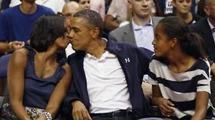 Ο Ομπάμα φίλησε τη γυναίκα του σε αγώνα μπάσκετ