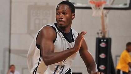 Μοίρασε… σακούλες! (video)