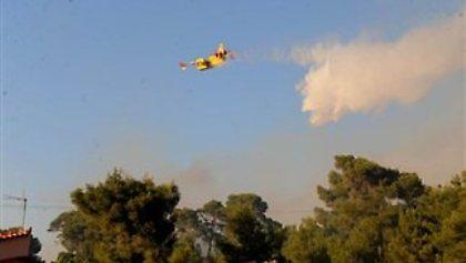 Καίγονται σπίτια στην Κερατέα