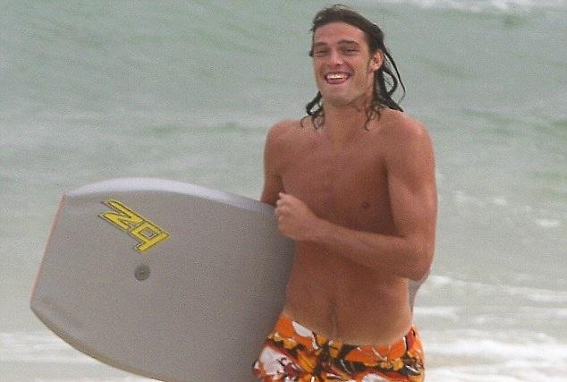 Beach boy ο Κάρολ (pics)