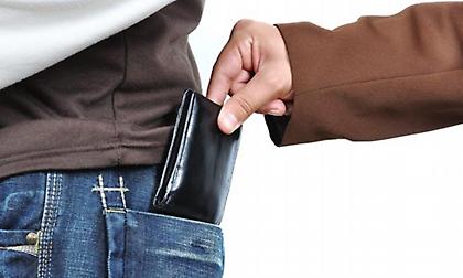 Οδηγίες στους επιβάτες για τους πορτοφολάδες