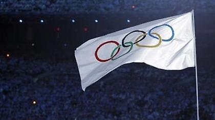 «Ζητώ να μού δανείσουν σημαία…»