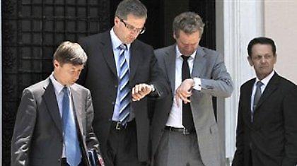 Τι θα συζητήσει ο Στουρνάρας με την τρόικα