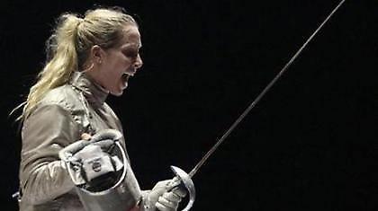 Σημαιοφόρος με το… σπαθί της!