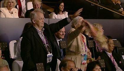 Ναζιστικός (;) χαιρετισμός από Γερμανό αξιωματούχο