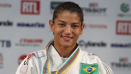 Στο βάθρο η Μενέζες