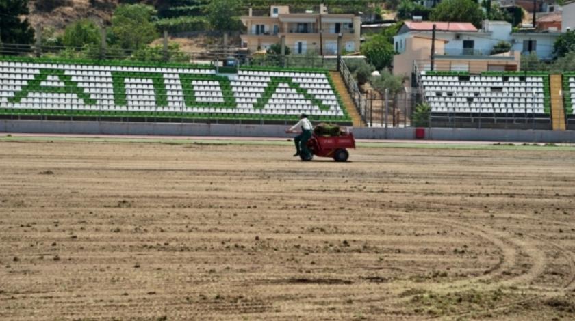 Στρώνει… χαλί