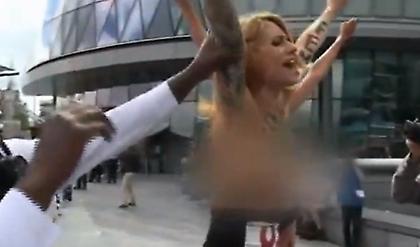 Γυμνή διαμαρτυρία στο Λονδίνο (video)